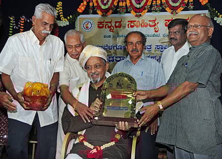 ಕನ್ನಡ ಸಾಹಿತ್ಯ ಪರಿಷತ್ತು ನಗರದಲ್ಲಿ ಶುಕ್ರವಾರ ಹಮ್ಮಿಕೊಂಡಿದ್ದ ಕಾರ್ಯಕ್ರಮದಲ್ಲಿ ಸಾಹಿತಿ ಹಂ.ಪ ನಾಗರಾಜಯ್ಯ ಅವರು ಸಂಶೋಧಕ ಪ್ರೊ.ಷ.ಶೆಟ್ಟರ್ ಅವರಿಗೆ 'ಚಾವುಂಡರಾಯ' ಪ್ರಶಸ್ತಿ ಪ್ರದಾನ ಮಾಡಿದರು. ಪರಿಷತ್ ಅಧ್ಯಕ್ಷ ಪುಂಡಲೀಕ ಹಾಲಂಬಿ, ಕರ್ನಾಟಕ ಜೈನ ಒಕ್ಕೂಟದ ಅಧ್ಯಕ್ಷ ಎಸ್.ಜಿತೇಂದ್ರಕುಮಾರ್, ಸಾಹಿತಿ ಪ್ರೊ.ಜಿ.ಅಶ್ವತ್ಥನಾರಾಯಣ, ಪರಿಷತ್ತಿನ ಗೌರವ ಕಾರ್ಯದರ್ಶಿ ಸಂಗಮೇಶ್ ಬಾದವಾಡಗಿ ಚಿತ್ರದಲ್ಲಿದ್ದಾರೆ -ಪ್ರಜಾವಾಣಿ ಚಿತ್ರ