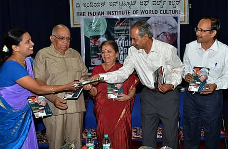 ಬೆಂಗಳೂರಿನಲ್ಲಿ ಭಾನುವಾರ ನಡೆದ ಸಮಾರಂಭದಲ್ಲಿ `ಬ್ರೈಡ್ ಕಮ್ಸ ಹೋಮ್' ಪುಸ್ತಕ ಬಿಡುಗಡೆ ಮಾಡಿದ ಹಿರಿಯ ವಿಮರ್ಶಕ ಡಾ.ಸಿ.ಎನ್. ರಾಮಚಂದ್ರನ್ ಅವರು ಕೃತಿಯ ಪ್ರತಿಯನ್ನು ಅನುವಾದಕಿ ಮೇಖಲಾ ವೆಂಕಟೇಶ್ ಅವರಿಗೆ ಹಸ್ತಾಂತರಿಸಿದರು. ಕೆ.ಎಸ್.ನರಸಿಂಹಸ್ವಾಮಿ ಅವರ ಅಳಿಯ ಜಿ.ವಿ.ವೆಂಕಟೇಶ್, ಪುತ್ರಿ ವೀಣಾ ವೆಂಕಟೇಶ್, ಅನುವಾದಕ ಪ್ರೊ.ಎಂ.ಸಿ.ಪ್ರಕಾಶ್ ಚಿತ್ರದಲ್ಲಿದ್ದಾರೆ -ಪ್ರಜಾವಾಣಿ ಚಿತ್ರ