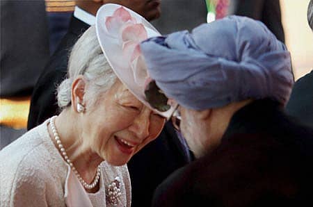 ನವದೆಹಲಿಯ ರಾಷ್ಟ್ರಪತಿ ಭವನದಲ್ಲಿ ನಡೆದ ಕಾರ್ಯಕ್ರಮವೊಂದರಲ್ಲಿ ಜಪಾನಿನ ರಾಣಿ ಮಿಚಿಕೊ ಹಾಗೂ ಪ್ರಧಾನಿ ಮನಮೋಹನ್ ಸಿಂಗ್ ಅವರು ಸೋಮವಾರ ಕಂಡು ಬಂದ ಬಗೆ.. ಜಪಾನ್ ರಾಜ ಅಕಿಹಿಟೊ ದಂಪತಿ ಆರು ದಿನಗಳ ಭಾರತ ಪ್ರವಾಸಲ್ಲಿದ್ದಾರೆ –ಪಿಟಿಐ ಚಿತ್ರ