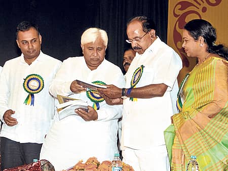 ಬೆಂಗಳೂರಿನಲ್ಲಿ ಭಾನುವಾರ ನಡೆದ ಟೆಕ್ಸ್ಟೈಲ್ ಕೋ ಆಪರೇಟಿವ್ ಬ್ಯಾಂಕ್ನ ಸುವರ್ಣ ಮಹೋತ್ಸವ ಸಮಾರಂಭ'ದಲ್ಲಿ ಸಚಿವ ಎಚ್.ಕೆ.ಪಾಟೀಲ ಅವರು ಬ್ಯಾಂಕ್ನ ಸ್ಮರಣ ಸಂಚಿಕೆ ಬಿಡುಗಡೆ ಮಾಡಿ ಕೇಂದ್ರ ಸಚಿವ ಎಂ.ವೀರಪ್ಪ ಮೊಯಲಿ ಅವರಿಗೆ ನೀಡಿದರು. ಸಚಿವರಾದ ದಿನೇಶ್ ಗುಂಡೂರಾವ್, ಉಮಾಶ್ರೀ ಚಿತ್ರದಲ್ಲಿದ್ದಾರೆ -ಪ್ರಜಾವಾಣಿ ಚಿತ್ರ