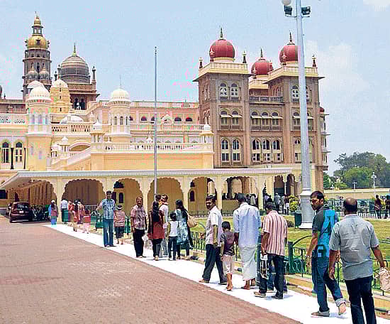 `ಬಿಳಿ ತಂಪು ಪಥ'ದಲ್ಲಿ ಮಂಗಳವಾರ ಪ್ರವಾಸಿಗರು  ಸಾಗಿದರು.