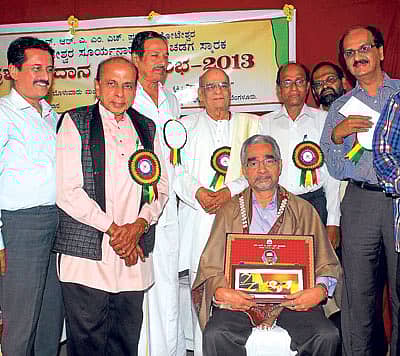 ಎನ್.ಆರ್.ಎ.ಎಂ.ಎಚ್ ಪ್ರಕಾಶನ ಸಂಸ್ಥೆಯು ನಗರದಲ್ಲಿ ಭಾನುವಾರ ಆಯೋಜಿಸಿದ್ದ ಕಾರ್ಯಕ್ರಮದಲ್ಲಿ ಸಾಹಿತಿ ಬೋಳುವಾರು ಮಹಮ್ಮದ್ ಕುಂಞ ಅವರಿಗೆ ‘ದಿವಂಗತ ಪಾಂಡೇಶ್ವರ ಸೂರ್ಯನಾರಾಯಣ ಚಡಗ ಸ್ಮಾರಕ ಪ್ರಶಸ್ತಿ’ ಪ್ರದಾನ ಮಾಡಲಾಯಿತು. ಲೇಖಕರಾದ ಬೆಳಗೋಡು ರಮೇಶ ಭಟ್, ಕೋಟೇಶ್ವರ ಸೂರ್ಯನಾರಾಯಣ ರಾವ್, ಕನ್ನಡ ಸಾಹಿತ್ಯ ಪರಿಷತ್ನ ಮಾಜಿ ಅಧ್ಯಕ್ಷ ಹರಿಕೃಷ್ಣ ಪುನರೂರು, ಪ್ರಶಸ್ತಿ ಆಯ್ಕೆ ಸಮಿತಿ ಅಧ್ಯಕ್ಷ ಎನ್.ಆರ್.ನಾರಾಯಣ ರಾವ್, ಲೇಖಕರಾದ ವಿ.ಗ.ನಾಯಕ ಮತ್ತು ಡಾ.ಎನ್.ಆರ್.ಭಾಸ್ಕರ ಆಚಾರ್ಯ ಚಿತ್ರದಲ್ಲಿದ್ದಾರೆ –ಪ್ರಜಾವಾಣಿ ಚಿತ್ರ