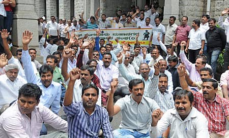 ಕಾಮಗಾರಿಗಳ ಬಾಕಿ ಹಣ ಬಿಡುಗಡೆ ಮಾಡುವಂತೆ ಒತ್ತಾಯಿಸಿ ಬಿಬಿಎಂಪಿ ಗುತ್ತಿಗೆದಾರರ ಸಂಘದ ಸದಸ್ಯರು ಪಾಲಿಕೆಯ ಕೇಂದ್ರ ಕಚೇರಿಯ ಎದುರು ಸೋಮವಾರ ಪ್ರತಿಭಟನೆ ನಡೆಸಿದರು