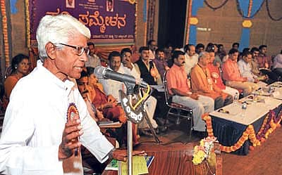 ದಸರಾ ಮಹೋತ್ಸವ ಅಂಗವಾಗಿ ಮೈಸೂರಿನಲ್ಲಿ ಶನಿವಾರ ನಡೆದ ಕವಿಗೋಷ್ಠಿಯಲ್ಲಿ ಮುಖ್ಯ ಅತಿಥಿಯಾದ ಹಿರಿಯ ಕವಿ ಡಾ.ಬಿ.ಎ. ಸನದಿ ಮಾತನಾಡಿದರು