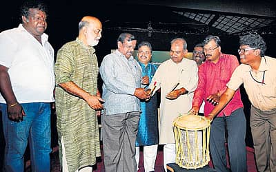 ರಂಗದರ್ಶನ ತಂಡವು ಸೋಮವಾರ ಮಲ್ಲೇಶ್ವರದ ಸೇವಾಸದನದಲ್ಲಿ ಆಯೋಜಿಸಿದ್ದ ಚಲನಚಿತ್ರ ನಟ ಲೋಕೇಶ್ ನೆನಪಿನ `ಕೆಂಪಾದವೊ ಎಲ್ಲ ಕೆಂಪಾದವೊ' ಬಡಾವಣೆ ನಾಟಕೋತ್ಸವವನ್ನು ಸಾಹಿತಿ ಡಾ.ಎಸ್.ಜಿ.ಸಿದ್ದರಾಮಯ್ಯ ಚಂಡೆ ಬಾರಿಸುವ ಮೂಲಕ ಉದ್ಘಾಟಿಸಿದರು. ನಟ ಮೋಹನ್ ಜುನೇಜಾ, ಚಲನಚಿತ್ರ ನಿರ್ದೇಶಕ ರವೀಂದ್ರನಾಥ್, ಸಾಹಿತಿ ಎಲ್.ಹನುಮಂತಯ್ಯ, ರಂಗನಟ ಮೈಕೊ ಶಿವಣ್ಣ, ರಂಗದರ್ಶನ ಅಧ್ಯಕ್ಷ ಎಂ.ಚನ್ನಕೇಶವ ಮೂರ್ತಿ ಮತ್ತಿತರರು ಚಿತ್ರದಲ್ಲಿದ್ದಾರೆ 	-ಪ್ರಜಾವಾಣಿ ಚಿತ್ರ