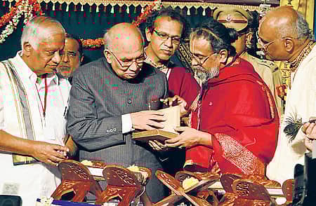 ಬೆಂಗಳೂರಿನ ಇಸ್ಕಾನ್ ಸಭಾಂಗಣದಲ್ಲಿ ಭಾನುವಾರ ರಾಷ್ಟ್ರೀಯ ವೇದ ಸಂವಾದ ಸಮ್ಮೇಳನಕ್ಕೆ ಚಾಲನೆ ನೀಡಿದ ರಾಜ್ಯಪಾಲ ಎಚ್. ಆರ್. ಭಾರದ್ವಾಜ್ ಪುರಾತನ ಸಂಸ್ಕೃತ ಕೃತಿಗಳನ್ನು ಅವಲೋಕಿಸಿದರು. ಭಾರತೀಯ ವಿದ್ಯಾಭವನದ ಅಧ್ಯಕ್ಷ ಎನ್. ರಾಮಾನುಜ, ಶತಾವಧಾನಿ ಗಣೇಶ, ಸಂಸ್ಕೃತ ವಿದ್ವಾಂಸ ಡಾ.ಪಿ. ರಾಮಾನುಜನ್ ಮತ್ತು ಇಸ್ಕಾನ್ ಅಧ್ಯಕ್ಷ ಮಧುಪಂಡಿತ ದಾಸ ಚಿತ್ರದಲ್ಲಿದ್ದಾರೆ