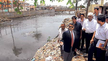 ಉಪ ಲೋಕಾಯುಕ್ತ ನ್ಯಾಯಮೂರ್ತಿ ಸುಭಾಷ್ ಬಿ.ಅಡಿ ಅವರು ಶನಿವಾರ ಲಕ್ಷ್ಮಣರಾವ್ ನಗರ ಕೊಳೆಗೇರಿ ಬಳಿಯ ಮಳೆನೀರು ಕಾಲುವೆ ಪರಿಶೀಲಿಸಿದರು. ಬೆಂಗಳೂರು ಜಲಮಂಡಳಿ ಪ್ರಧಾನ ಎಂಜಿನಿಯರ್ ಟಿ.ವೆಂಕಟರಾಜು, ಕೊಳೆಗೇರಿ ಅಭಿವೃದ್ಧಿ ಮಂಡಳಿ ಆಯುಕ್ತ ರವಿಕುಮಾರ್, ಉಪ ಆಯುಕ್ತ ಪಿ.ಎಫ್.ಪಾಟೀಲ್ ಮತ್ತಿತರರು ಚಿತ್ರದಲ್ಲಿದ್ದಾರೆ - ಪ್ರಜಾವಾಣಿ ಚಿತ್ರ