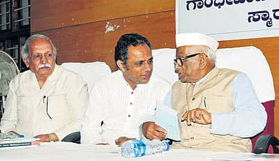 ಗಾಂಧಿ ಶಾಂತಿ ಪ್ರತಿಷ್ಠಾನ ಮತ್ತು ಕರ್ನಾಟಕ ಗಾಂಧಿ ಸ್ಮಾರಕ ನಿಧಿ ನಗರದಲ್ಲಿ ಮಂಗಳವಾರ ಆಯೋಜಿಸಿದ್ದ ‘ಗಾಂಧೀವಾದಿ ಡಬ್ಲ್ಯು.ಎಚ್.ಹನುಮಂತಪ್ಪ ಸ್ಮಾರಕ ದತ್ತಿ ಉಪನ್ಯಾಸ’ ಕಾರ್ಯಕ್ರಮದಲ್ಲಿ ಲೇಖಕ ಡಾ.ಜಿ.ಬಿ.ಹರೀಶ್ ಮತ್ತು ಕರ್ನಾಟಕ ಗಾಂಧಿ ಸ್ಮಾರಕ ನಿಧಿಯ ಅಧ್ಯಕ್ಷ ಡಾ.ಹೋ.ಶ್ರೀನಿವಾಸಯ್ಯ ಮಾತುಕತೆ ನಡೆಸಿದರು. ಡಬ್ಲ್ಯು.ಎಚ್.ಹನುಮಂತಪ್ಪ ಅವರ ಮಗ ಡಬ್ಲ್ಯು.ಎಚ್.ದೇವಕುಮಾರ್ ಚಿತ್ರದಲ್ಲಿದ್ದಾರೆ –ಪ್ರಜಾವಾಣಿ ಚಿತ್ರ