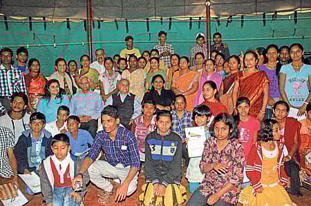 ‘ವಸಂತರತ್ನ ಫೌಂಡೇಷನ್ ಫಾರ್ ಆರ್ಟ್’ ಗೌರಿಬಿದನೂರು ತಾಲ್ಲೂಕಿನ ಪೆಗಾಸಸ್ ಇನ್ಸ್ಟಿಟ್ಯೂಟ್ ಫಾರ್ ಎಕ್ಸಲೆನ್ಸ್ (ಮಿಲಿಟರಿ ಕ್ಯಾಂಪ್)ನಲ್ಲಿ ಹುತಾತ್ಮ ಸೈನಿಕರ ಮಕ್ಕಳು ಮತ್ತು ಪತ್ನಿಯರಿಗಾಗಿ ಆಯೋಜಿಸಿದ್ದ ‘ಔಟ್ಬೌಂಡ್ ಲರ್ನಿಂಗ್ ಕ್ಯಾಂಪ್ ‘ರಿಫ್ಲೆಕ್ಷನ್ಸ್–2013’ರ ಸಮಾರೋಪ ಸಮಾರಂಭದಲ್ಲಿ ವಸಂತರತ್ನ ಫೌಂಡೇಷನ್ ಫಾರ್ ಆರ್ಟ್ನ ಸಂಸ್ಥಾಪಕಿ ಸುಭಾಷಿಣಿ ವಸಂತ, ನಿವೃತ್ತ ಏರ್ ಕಮಾಂಡರ್ ಎಂ.ಕೆ.ಚಂದ್ರಶೇಖರ್, ನಿವೃತ್ತ ನ್ಯಾಯಮೂರ್ತಿ ರಾಮಾ ಜೋಯಿಸ್, ಪ್ಯಾರಾಲಿಂಪಿಕ್ಸ್ ಅಥ್ಲೀಟ್ ಮಾಲತಿ ಕೆ.ಹೊಳ್ಳ ಅವರು ಭಾಗವಹಿಸಿದ್ದರು – ಪ್ರಜಾವಾಣಿ ಚಿತ್ರ