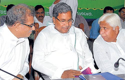 ಬೆಂಗಳೂರಿನಲ್ಲಿ ಮಂಗಳವಾರ ಆಯೋಜಿಸಿದ್ದ `ಜನರ ಕೈಗೆ ಅಧಿಕಾರ-ನಮ್ಮ ನಿರ್ಧಾರ' ಎಂಬ ರಾಜ್ಯಮಟ್ಟದ ತಜ್ಞರ ಸಮಾಲೋಚನಾ ಸಭೆಯಲ್ಲಿ ಮುಖ್ಯಮಂತ್ರಿ ಸಿದ್ದರಾಮಯ್ಯ ಅವರು ಧರ್ಮಸ್ಥಳದ ಧರ್ಮಾಧಿಕಾರಿ ಡಾ. ವೀರೇಂದ್ರ ಹೆಗ್ಗಡೆ, ಸಚಿವ ಎಚ್.ಕೆ. ಪಾಟೀಲ ಅವರೊಂದಿಗೆ ಚರ್ಚಿಸಿದರು