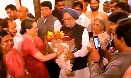 ಪ್ರಧಾನಿ ಮನಮೋಹನ್‌ ಸಿಂಗ್ ಅವರಿಗೆ ನವದೆಹಲಿಯ 10 ಜನಪಥ ನಿವಾಸದಲ್ಲಿ ಕಾಂಗ್ರೆಸ್‌ ಅಧ್ಯಕ್ಷೆ ಸೋನಿಯಾ ಗಾಂಧಿ ಅವರು ಬುಧವಾರ ಏರ್ಪಡಿಸಿದ್ದ ಔತಣಕೂಟದಲ್ಲಿ ಹೂಗುಚ್ಚ ನೀಡಿದರು – (ಸುದ್ದಿ ವಾಹಿನಿಯಿಂದ ಪಿಟಿಐ ಸುದ್ದಿ ಸಂಸ್ಥೆ ಸೆರೆ ಹಿಡಿದ ಚಿತ್ರ