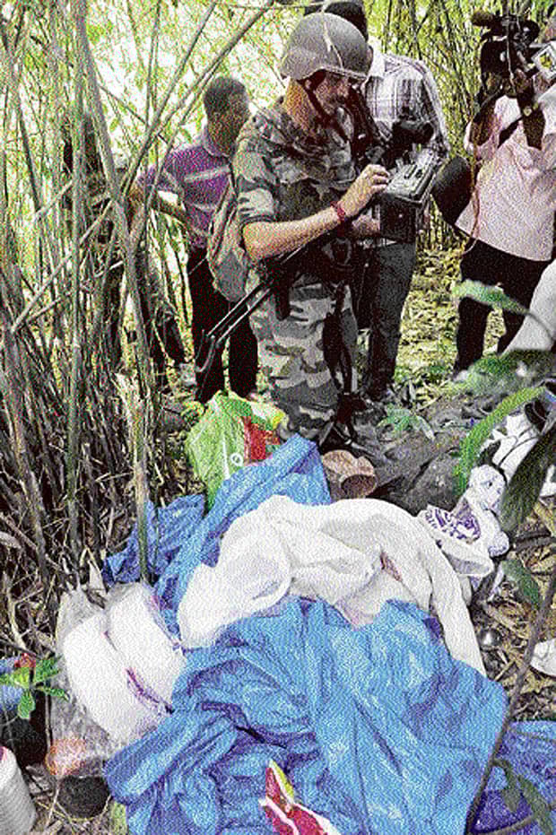 ಚಾರ್ಮಾಡಿ ಪರಿಸರದಲ್ಲಿ ಪಾಂಡಿಕಟ್ಟ ಎಂಬಲ್ಲಿ ಬುಧವಾರ ಶೋಧ ಕಾರ್ಯದ ವೇಳೆ ಪತ್ತೆಯಾದ ಟರ್ಪಾಲ್, ಟೇಪ್ ರೆಕಾರ್ಡರ್ ಮತ್ತಿತರ ಪರಿಕರಗಳನ್ನು ಎಎನ್ಎಫ್ ಸಿಬ್ಬಂದಿ ಪರಿಶೀಲಿಸಿದರು. -ಪ್ರಜಾವಾಣಿ ಚಿತ್ರ