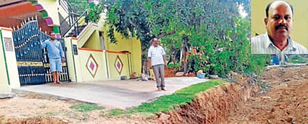 ಕನಕಪುರ ತಾಲ್ಲೂಕಿನ ಕೋಡಿಹಳ್ಳಿಯಲ್ಲಿ ಜಿ.ಎಚ್.ಪ್ರಕಾಶ್(ಒಳಚಿತ್ರ) ಅವರ ಮನೆ ಮುಂದೆ ತೋಡಲಾಗಿರುವ ಕಂದಕ