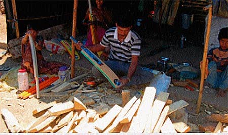 ಗದಗ– ಹುಬ್ಬಳ್ಳಿ ರಸ್ತೆ ಬದಿ ಕ್ರಿಕೆಟ್ ಬ್ಯಾಟ್ ತಯಾರಿಕೆಯಲ್ಲಿ ನಿರತರಾಗಿರುವ ಮಹಾರಾಷ್ಟ್ರದಿಂದ ಬಂದಿರುವ ಕುಟುಂಬ.