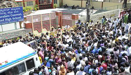 ಶಾಲೆ ಮುಂದೆ ಶವಗಳನ್ನಿಟ್ಟು ಪ್ರತಿಭಟನೆ