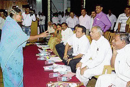 ಶಿವಮೊಗ್ಗದ ಕುವೆಂಪು ರಂಗಮಂದಿರದಲ್ಲಿ ಬುಧವಾರ `ಅನ್ನ ಭಾಗ್ಯ ಯೋಜನೆ' ಉದ್ಘಾಟನಾ ಸಮಾರಂಭದಲ್ಲಿ ಫಲಾನುಭವಿಯೊಬ್ಬರು ವೇದಿಕೆಗೆ ಬಂದು ಸಲ್ಲಿಸಿದ ಅಹವಾಲನ್ನು ಕಾಗೋಡು ತಿಮ್ಮಪ್ಪ, ಕಿಮ್ಮನೆ ರತ್ನಾಕರ ಮತ್ತಿತರರು ಆಲಿಸಿದರು.