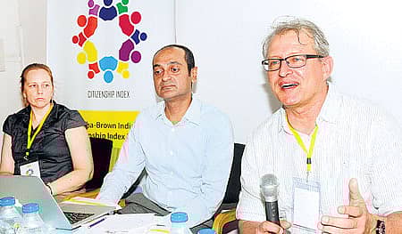 ‘ಜನಾಗ್ರಹ’ ನಾಗರಿಕ ಮತ್ತು ಪ್ರಜಾಪ್ರಭುತ್ವ ಕೇಂದ್ರ ಹಾಗೂ ‘ಬ್ರೌನ್ ಇಂಡಿಯಾ ಇನ್ಷಿಯೇಟಿವ್’ ನಗರದಲ್ಲಿ ಮಂಗಳವಾರ ಆಯೋಜಿಸಿದ್ದ ‘ಸಿಟಿಜನ್ಶಿಪ್ ಇಂಡೆಕ್ಸ್’ ವರದಿ ಬಿಡುಗಡೆ ಕಾರ್ಯಕ್ರಮದಲ್ಲಿ ಬ್ರೌನ್ ಯೂನಿವರ್ಸಿಟಿಯ ಪ್ರೊ. ಪ್ಯಾಟ್ರಿಕ್ ಹೆಲ್ಲರ್ ಮಾತನಾಡಿದರು. ಜನಾಗ್ರಹ ಸಂಸ್ಥೆಯ ಸಂಶೋಧನಾ ಕೇಂದ್ರದ ವ್ಯವಸ್ಥಾಪಕಿ ಕ್ಯಾಟಿ ಪೈಲ್, ಅಜೀಂ ಪ್ರೇಮ್ಜಿ ವಿ.ವಿಯ ಪ್ರೊ. ಸಿದ್ದಾರ್ಥ ಸ್ವಾಮಿನಾಥನ್ ಚಿತ್ರದಲ್ಲಿದ್ದಾರೆ – ಪ್ರಜಾವಾಣಿ ಚಿತ್ರ