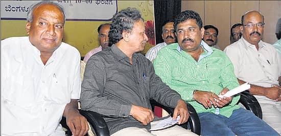 ನಗರದ ಶಿಕ್ಷಕರ ಸದನದಲ್ಲಿ ಗುರುವಾರ ಕರ್ನಾಟಕ ರಾಜ್ಯ ವಿಶ್ವವಿದ್ಯಾಲಯ ಮತ್ತು ಕಾಲೇಜು ಅಧ್ಯಾಪಕರ ಸಂಘಗಳ ಒಕ್ಕೂಟ ಏರ್ಪಡಿಸಿದ್ದ ಸಮಾವೇಶದಲ್ಲಿ ಸಾಹಿತಿ ಬರಗೂರು ರಾಮಚಂದ್ರಪ್ಪ ಅವರೊಂದಿಗೆ ವಿಧಾನ ಪರಿಷತ್ ಸದಸ್ಯ ಪುಟ್ಟಣ್ಣ ಮಾತುಕತೆ ನಡೆಸಿದರು. ಒಕ್ಕೂಟದ ಅಧ್ಯಕ್ಷ ಪ್ರೊ.ಸಿ.ಎಚ್. ಮುರಿಗೇಂದ್ರಪ್ಪ ಮತ್ತು ಪ್ರಧಾನ ಕಾರ್ಯದರ್ಶಿ ಪ್ರೊ.ಕೆ.ಎಂ.ನಾಗರಾಜ್ ಚಿತ್ರದಲ್ಲಿದ್ದಾರೆ