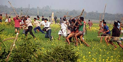 ಬಾಂಗ್ಲಾ ದೇಶದಲ್ಲಿ ಆಡಳಿತಾರೂಢ ಅವಾಮಿ ಲೀಗ್ ಗೆಲುವು ಸಾಧಿಸಿದ ನಂತರ ಸೋಮವಾರ ಢಾಕಾದ ಹೊರ ವಲಯದಲ್ಲಿ ಎರಡು ಗುಂಪುಗಳ ಸದಸ್ಯರು ಪರಸ್ಪರ ಕಟ್ಟಿಗೆ, ಬಡಿಗೆಗನ್ನು ಹಿಡಿದು ಗಲಾಟೆ ನಡೆಸಿ, ಬಡಿದಾಡಿದ ದೃಶ್ಯ. ಘಟನೆಯಲ್ಲಿ ನಾಲ್ವರು ಮೃತರಾಗಿದ್ದಾರೆ.