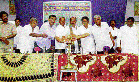 ದೇವನಹಳ್ಳಿಯ ನಗರೇಶ್ವರ ಕಲ್ಯಾಣ ಮಂದಿರದಲ್ಲಿ ತಾಲ್ಲೂಕು ಪ್ರಾಂತ ರೈತ ಸಂಘ ಸೋಮವಾರ ಹಮ್ಮಿಕೊಂಡಿದ್ದ ಜಿಲ್ಲಾ ಪ್ರಾಂತ ರೈತ ಸಮ್ಮೇಳನವನ್ನು ಮಾಜಿ ಶಾಸಕ ಜಿ.ವಿ. ಶ್ರೀರಾಮರೆಡ್ಡಿ ಉದ್ಘಾಟಿಸಿದರು. ಪ್ರಾಂತ ರೈತ ಸಂಘದ ರಾಜ್ಯ ಕಾರ್ಯದರ್ಶಿ ಬಯ್ಯಾರೆಡ್ಡಿ, ಸಂಘಟನಾ ಕಾರ್ಯದರ್ಶಿ ಚಂದ್ರತೇಜಸ್ವಿ, ತಾಲ್ಲೂಕು ಪ್ರಾಂತ ರೈತ ಸಂಘದ ಗೌರವಾಧ್ಯಕ್ಷ ನಾರಾಯಣಸ್ವಾಮಿ, ಅಧ್ಯಕ್ಷ ಎನ್.ವೀರಣ ಇತರರು ಇದ್ದರು