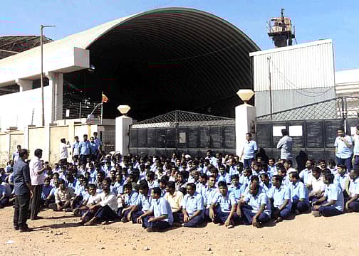 ದೊಡ್ಡಬಳ್ಳಾಪುರ ಕೈಗಾರಿಕಾ ಪ್ರದೇಶದಲ್ಲಿರುವ ಬಾಂಬೆ ರೇಯಾನ್ಸ್ ಫ್ಯಾಷನ್ ಕಾರ್ಖಾನೆಗೆ ಬೀಗ ಹಾಕಿರುವ ಕ್ರಮ ಖಂಡಿಸಿ ನೂರಾರು ಕಾರ್ಮಿಕರು ಕಾರ್ಖಾನೆ ಮುಂಭಾಗ ಪ್ರತಿಭಟನೆ ನಡೆಸಿದರು