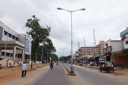 ಚಾಮರಾಜನಗರದ ಬಿ. ರಾಚಯ್ಯ ಜೋಡಿರಸ್ತೆ ನೋಟ.