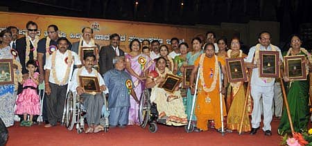 ಸನ್ಮಾನಿತರೊಂದಿಗೆ ರಾಜ್ಯ ಅಂಗವಿಕಲ ವ್ಯಕ್ತಿಗಳ ಅಧಿನಿಯಮ ಕಚೇರಿಯ ಆಯುಕ್ತ ಕೆ.ಎಸ್.ರಾಜಣ್ಣ, ಮಹಿಳಾ ಮತ್ತು ಮಕ್ಕಳ ಕಲ್ಯಾಣ ಸಚಿವೆ ಉಮಾಶ್ರೀ ಇತರರು ಇದ್ದಾರೆ