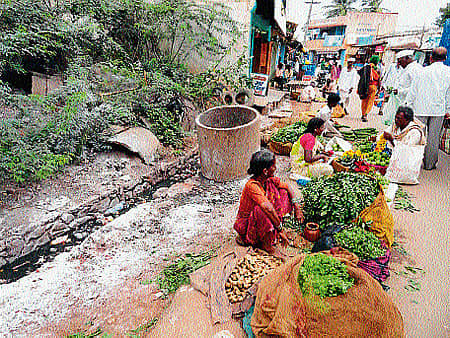 ಕುಂದಗೋಳ ಪಟ್ಟಣದಲ್ಲಿ ನಡೆಯುವ ವಾರದ ಸಂತೆಯಲ್ಲಿ ಕಾಯಿಪಲ್ಲೆ ಮಾರಾಟ ಮಾಡುವ ಜಾಗದಲ್ಲೇ ತೆರೆದ ಚರಂಡಿ ಹರಿಯುತ್ತಿದೆ