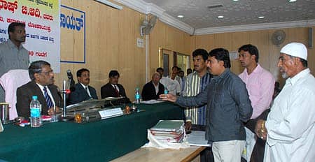 ನಗರದ ಗ್ರಾಮಾಂತರ ಜಿಲ್ಲಾ ಜಿಲ್ಲಾ ಪಂಚಾಯಿತಿ ಸಭಾಂಗಣದಲ್ಲಿ ಮಂಗಳವಾರ ನಡೆದ ಅರ್ಜಿ ವಿಲೇವಾರಿ ಸಭೆಯಲ್ಲಿ ಉಪ ಲೋಕಾಯುಕ್ತ ನ್ಯಾ. ಸುಭಾಷ್ ಅಡಿ ಅವರ ಎದುರು ಕೆ.ಆರ್. ಪುರದ ರಿಜ್ವಾನ್ ಪಾಷಾ ಅಹವಾಲು ಮಂಡಿಸಿದರು. –ಪ್ರಜಾವಾಣಿ ಚಿತ್ರ