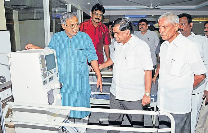 ಕಾನೂನು ಸಚಿವ ಎಸ್.ಸುರೇಶ್ ಕುಮಾರ್, ಮುಖ್ಯಮಂತ್ರಿ ಜಗದೀಶ ಶೆಟ್ಟರ್, ವಿಧಾನ ಪರಿಷತ್ ಸದಸ್ಯ ರಾಮಚಂದ್ರೇಗೌಡ ಅವರು ಬುಧವಾರ ರಾಜಾಜಿನಗರದ 2ನೇ ಬ್ಲಾಕ್‌ನಲ್ಲಿ ನಿರ್ಮಾಣವಾಗಿರುವ ಪಂಡಿತ್ ದೀನ್‌ದಯಾಳ್ ಉಪಾಧ್ಯಾಯ ಡಯಾಲಿಸಿಸ್ ಕೇಂದ್ರವನ್ನು ವೀಕ್ಷಿಸಿದರು