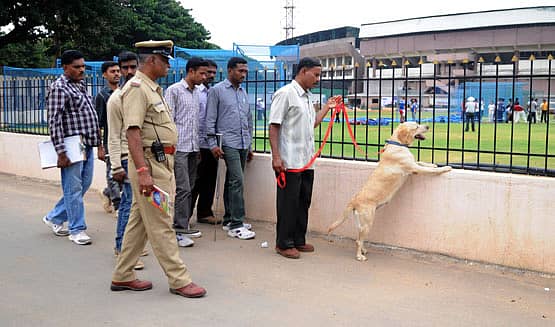 ಚಿನ್ನಸ್ವಾಮಿ ಕ್ರೀಡಾಂಗಣವನ್ನು ಗುರುವಾರ ಪೊಲೀಸರು ಪರಿಶೀಲನೆ ನಡೆಸಿದರು ಪ್ರಜಾವಾಣಿ ಚಿತ್ರ