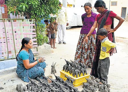 ಮಣ್ಣಿನ ಎತ್ತುಗಳ ಮಾರಾಟ ಜೋರು...ಮಣ್ಣೆತ್ತಿನ ಅಮಾವಾಸ್ಯೆ ಅಂಗವಾಗಿ ರಾಯಚೂರಿನ ಮಾರುಕಟ್ಟೆ ಪ್ರದೇಶದಲ್ಲಿ ಸೋಮವಾರ ಮಣ್ಣಿನ ಎತ್ತುಗಳ ವ್ಯಾಪಾರ ನಡೆಯಿತು