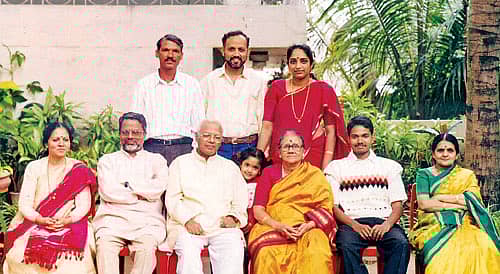 (ಕುಳಿತವರು: ಎಡದಿಂದ ಬಲಕ್ಕೆ) ಮಗಳು ಜಯಂತಿ, ಅಳಿಯ ಡಾ. ಕೆ. ಮರುಳಸಿದ್ದಪ್ಪ, ಡಾ. ಜಿ.ಎಸ್. ಶಿವರುದ್ರಪ್ಪ, ಮೊಮ್ಮಗಳು, ಪತ್ನಿ ರುದ್ರಾಣಿ, ಮೊಮ್ಮಗ ಕೆ.ಎಂ. ಚೈತನ್ಯ, ಪತ್ನಿ ಪದ್ಮಾ (ನಿಂತವರು: ಎಡದಿಂದ ಬಲಕ್ಕೆ) ಮಗ ಪ್ರೊ. ಜಿ.ಎಸ್. ಜಯದೇವ, ಕಿರಿಯ ಪುತ್ರ ಡಾ. ಶಿವಪ್ರಸಾದ್ ದಂಪತಿ