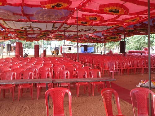 ಅರಸೀಕೆರೆಯಲ್ಲಿ ಭಾನುವಾರ ಕನ್ನಡ ಸಾಹಿತ್ಯ ಸಮ್ಮೇಳನದ ವೇದಿಕೆ ಸಿದ್ಧತೆ ಕಾರ್ಯಗಳು ಭರದಿಂದ ನಡೆದವು.