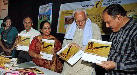 ಹೆಲ್ಪ್ ಏಜ್ ಇಂಡಿಯಾ ಮತ್ತು ಬೆಂಗಳೂರು ವಿಶ್ವವಿದ್ಯಾಲಯದ ಸಮಾಜ ಸೇವಾಕಾರ್ಯ ವಿಭಾಗವು ನಗರದಲ್ಲಿ ಮಂಗಳವಾರ ಆಯೋಜಿಸಿದ್ದ ಕಾರ್ಯಕ್ರಮದಲ್ಲಿ ‘ದಿ ಜರ್ನಿ ಆಫ್ ಹೆಲ್ಪ್ ಏಜ್ ಇಂಡಿಯಾ’ ಪುಸ್ತಕವನ್ನು ಬಿಡುಗಡೆಗೊಳಿಸಿದ ಸ್ವಾತಂತ್ರ್ಯ ಹೋರಾಟಗಾರ ಎಚ್.ಎಸ್.ದೊರೆಸ್ವಾಮಿ ಅವರು ಪ್ರತಿಯನ್ನು ವಿಭಾಗದ ಮುಖ್ಯಸ್ಥ ಡಾ.ರಾಜೇಂದ್ರ ಕುಮಾರ್ ಅವರಿಗೆ ನೀಡಿದರು. ಹೆಲ್ಪ್ ಏಜ್ ಇಂಡಿಯಾ ಸಂಸ್ಥೆಯ ಮುಖ್ಯಸ್ಥೆ ರೇಖಾ ಮೂರ್ತಿ, ವೈದ್ಯ ಡಾ.ಕೆ.ಎಸ್.ಸತ್ಯಪ್ರಸಾದ್, ಸಿಬಿಆರ್ ನೆಟ್ವರ್ಕ್ನ ಪ್ರಾದೇಶಿಕ ಸಲಹೆಗಾರ್ತಿ ಇಂದುಮತಿ ರಾವ್ ಚಿತ್ರದಲ್ಲಿದ್ದಾರೆ – ಪ್ರಜಾವಾಣಿ ಚಿತ್ರ