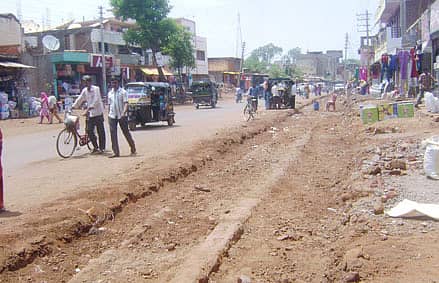ಬಸವಕಲ್ಯಾಣದ ಮುಖ್ಯ ರಸ್ತೆಯನ್ನು ವಿಸ್ತರಣೆ ಕಾಮಗಾರಿಗಾಗಿ ಅಗೆದಿರುವುದು