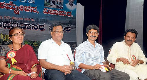 ಸಾಹಿತ್ಯ ಸಮ್ಮೇಳನದ ಸಮಾನಾಂತರ ವೇದಿಕೆಯಲ್ಲಿ ನಡೆದ `ವರ್ತಮಾನದ ತಲ್ಲಣಗಳು' ಗೋಷ್ಠಿಯಲ್ಲಿ ಚಿಂತಕರಾದ ಡಾ. ಕೆ.ನೀಲಾ, ಡಾ. ನಟರಾಜ್ ಹುಳಿಯಾರ್, ಕರ್ನಾಟಕ ಜನಶಕ್ತಿ ವೇದಿಕೆ ಸಂಚಾಲಕ ಡಾ. ವಾಸು, ಚಿಂತಕ ಡಾ. ಬಂಜಗೆರೆ ಜಯಪ್ರಕಾಶ್ ಭಾಗವಹಿಸಿದ್ದರು.