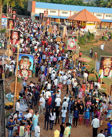 ಮಂಗಳೂರಿನ ಅಡ್ಯಾರಿನಲ್ಲಿ ಭಾನುವಾರ ವಿಶ್ವ ತುಳುವರ ಹಬ್ಬದಲ್ಲಿ ಮಳಿಗೆಗಳ ಬಳಿ ಕಂಡು ಬಂದ ಜನಜಂಗುಳಿ. 	–ಪ್ರಜಾವಾಣಿ ಚಿತ್ರ