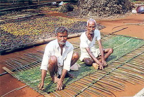 ವಾಟೆ ತಟ್ಟೆ ಹೆಣೆಯುತ್ತಿರುವ ಸಿದ್ಧಪ್ಪ ಹಾಗೂ ಗಿಡ್ಡಪ್ಪ