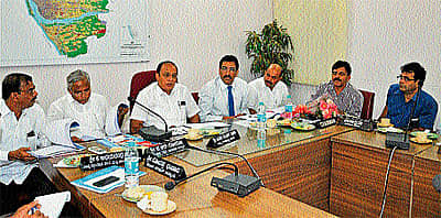 ಮಂಗಳೂರಿನ `ಮುಡಾ' ಕಚೇರಿಯಲ್ಲಿ ಸೋಮವಾರ ನಡೆದ ಪ್ರಗತಿ ಪರಿಶೀಲನಾ ಸಭೆಯಲ್ಲಿ ನಗರಾಭಿವೃದ್ಧಿ ಸಚಿವ ವಿನಯಕುಮಾರ್ ಸೊರಕೆ ಮಾತನಾಡಿದರು. ಶಾಸಕರಾದ ಮೋನಪ್ಪ ಭಂಡಾರಿ, ಜೆ.ಆರ್.ಲೋಬೊ, ಜಿಲ್ಲಾಧಿಕಾರಿ ಎನ್.ಪ್ರಕಾಶ್, ಶಾಸಕ ಬಿ.ಎ.ಮೊಯ್ದೀನ್ ಬಾವ, ಆಯುಕ್ತ ರೇಣುಕಾ ಪ್ರಸಾದ್, ಪಾಲಿಕೆ ಜಂಟಿ ಆಯುಕ್ತ ಶ್ರೀಕಾಂತ್ ರಾವ್ ಇದ್ದರು. -ಪ್ರಜಾವಾಣಿ ಚಿತ್ರ