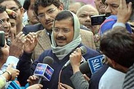 ರೈಲುಭವನದ ಬಳಿ ಕೇಜ್ರಿವಾಲ್, ಸಚಿವರ ಪ್ರತಿಭಟನೆ, ಧರಣಿ