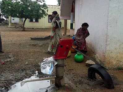 ಯಾದಗಿರಿ ಜಿಲ್ಲೆಯ ಗೌಡಗೇರಾ ಗ್ರಾಮದಲ್ಲಿರುವ ಕೊಳವೆ ಬಾವಿಗೆ ಕೆಂಪು ಬಣ್ಣ ಹಚ್ಚಿರುವುದರಿಂದ ನೀರಿಗಾಗಿ ಬಂದಿದ್ದ ಮಹಿಳೆಯರು ದಿಕ್ಕು ತೋಚದೇ ಕುಳಿತಿರುವುದು