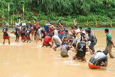 ನಾಪೋಕ್ಲು ಸಮೀಪದ ಕುಂಜಿಲ ಗ್ರಾಮದಲ್ಲಿ ರಾಕಿಂಗ್ ಬಾಯ್ಸ ವತಿಯಿಂದ ಭಾನುವಾರ ನಡೆದ ಕೆಸರು ಗದ್ದೆ ಕ್ರೀಡಾಕೂಟದ ಹಗ್ಗಜಗ್ಗಾಟದ ಸ್ಪರ್ಧೆ ನಡೆಯಿತು. ಕುಂಜಿಲ: ಕೆಸರು ಗದ್ದೆಯಲ್ಲಿ ಸಂಭ್ರಮದ ಕ್ರೀಡಾಕೂಟ