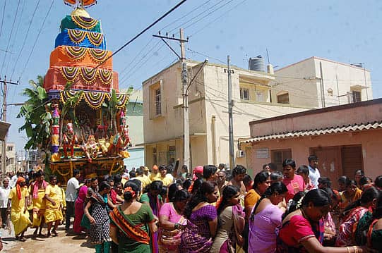 ಕೋಲಾರದ ಕೋಟೆ ಬಡಾವಣೆಯಲ್ಲಿ ಸೋಮವಾರ ನಡೆದ ಕೋಲಾರಮ್ಮ ರಥೋತ್ಸವದಲ್ಲಿ ಮಹಿಳೆಯರು ರಥ ಎಳೆದು ಹರಕೆ ತೀರಿಸಿದರು.