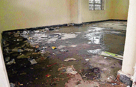 ರಾಯಚೂರು ನೂತನ ಬಸ್ ನಿಲ್ದಾಣದ ಉದ್ಘಾಟನೆಗೂ ಮುನ್ನವೇ ಕೊಠಡಿಯೊಂದರಲ್ಲಿ ಜನ ಮೂತ್ರ ವಿಸರ್ಜನೆಗೆ           ಬಳಸಿರುವುದು