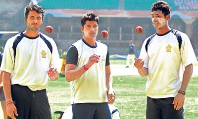 ಪ್ರಸಕ್ತ ರಣಜಿ ಋತುವಿನಲ್ಲಿ ಕರ್ನಾಟಕ ತಂಡದ ವೇಗದ ಬೌಲಿಂಗ್ ವಿಭಾಗದ ಬಲ ಎನಿಸಿಕೊಂಡಿರುವ (ಎಡದಿಂದ) ಎಸ್. ಅರವಿಂದ್, ಆರ್. ವಿನಯ್ ಕುಮಾರ್ ಮತ್ತು ಅಭಿಮನ್ಯು ಮಿಥುನ್