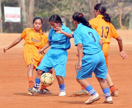 ಮೈಸೂರಿನಲ್ಲಿ ಆಯೋಜಿಸಲಾಗಿದ್ದ ಅಂತರ ಜಿಲ್ಲಾ ಮಹಿಳಾ ಫುಟ್ಬಾಲ್ ಟೂರ್ನಿಯ ಕ್ವಾರ್ಟರ್ಫೈನಲ್ನಲ್ಲಿ ಮೈಸೂರು ಮತ್ತು ಬೆಳಗಾವಿ ತಂಡಗಳ ನಡುವೆ ನಡೆದ ಹಣಾಹಣಿ ಪ್ರಜಾವಾಣಿ ಚಿತ್ರ: ಇರ್ಷಾದ್ ಮಹಮ್ಮದ್