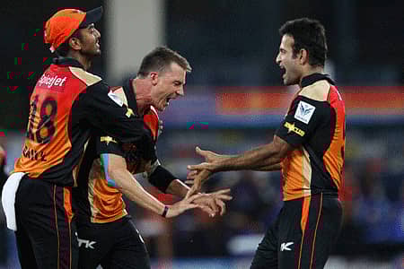 ಡೇಲ್ ಸ್ಟೇಯ್ನ್ (ಮಧ್ಯದಲ್ಲಿ) ಜೊತೆ ಕೆ.ಎಲ್.ರಾಹುಲ್ ಹಾಗೂ ಇರ್ಫಾನ್ ಪಠಾಣ್ ಸಂಭ್ರಮ