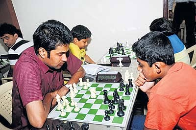 ಮೈಸೂರಿನಲ್ಲಿ ಈಚೆಗೆ ನಡೆದ ಮುಕ್ತ ಚೆಸ್ ಟೂರ್ನಿಯಲ್ಲಿ ಸ್ಪರ್ಧಿಗಳ ಪೈಪೋಟಿಯ ನೋಟ...