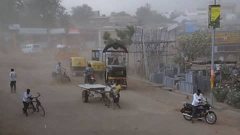 ಕೊಪ್ಪಳ ನಗರದಲ್ಲಿ ಬೀಸುವ ಗಾಳಿಗೆ ದೂಳು ಆವರಿಸಿರುವುದು